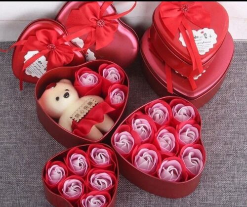 Caja con flores de jabón y peluche ideal para regalo