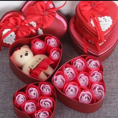 Caja con flores de jabón y peluche ideal para regalo